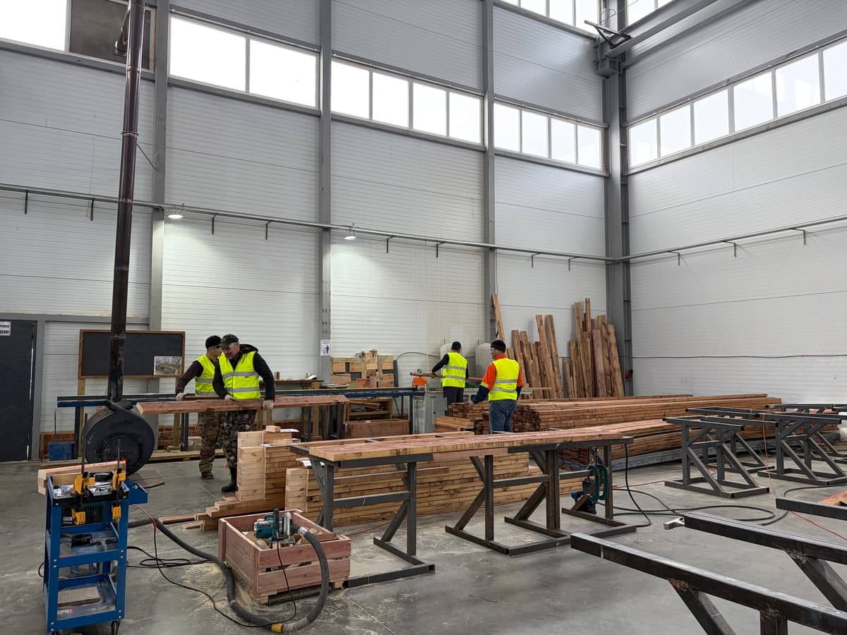 Производство — сборка каркаса в цеху